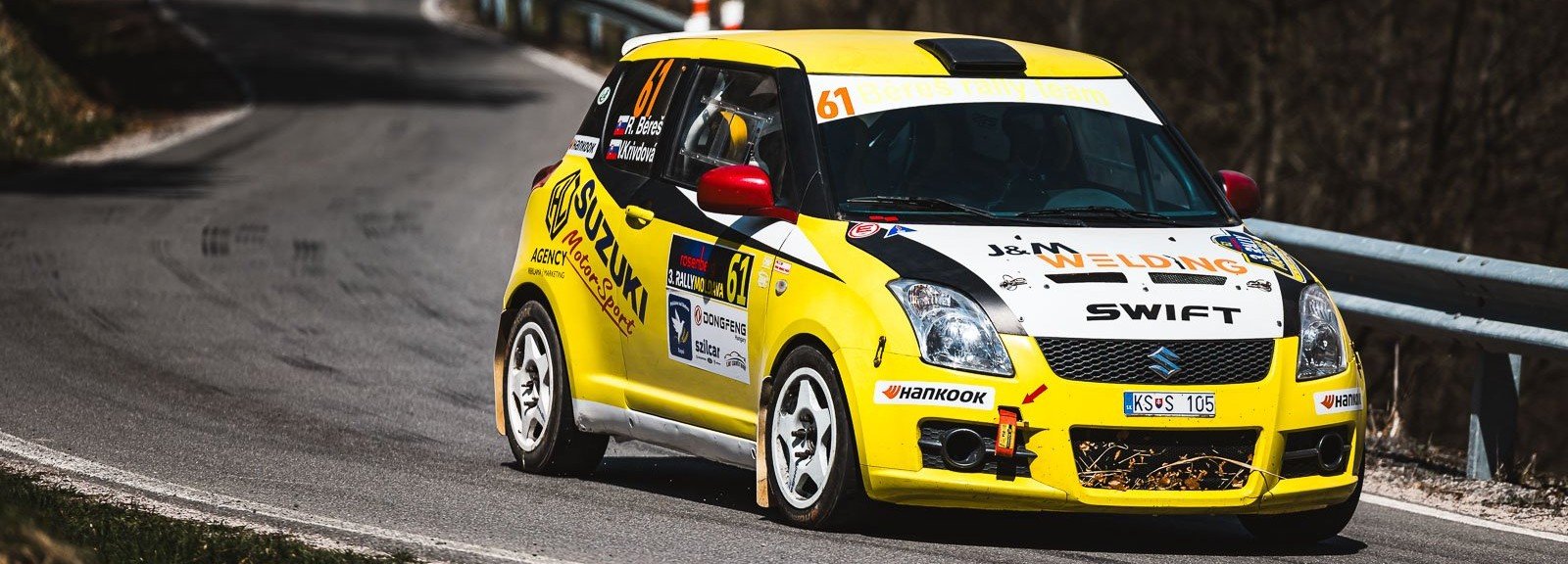 Pretekárske Suzuki Swift tímu Béreš Rally Team v zákrute na rely trati